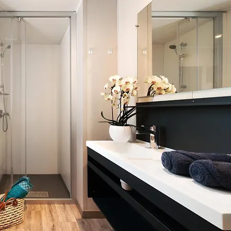 Vic's Land Holidays 5*